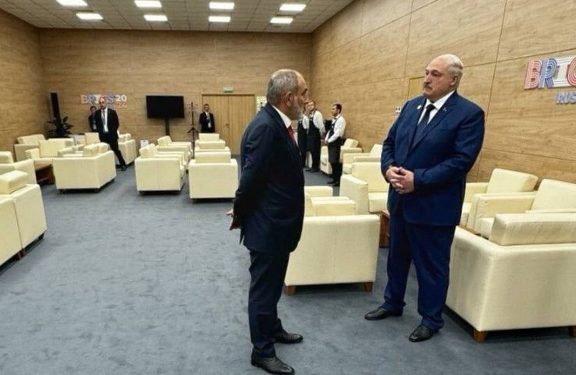 Փաշինեան Եւ Լուքաշենքօ Քազանի Մէջ Կարճատեւ Զրոյց Մը Ունեցան